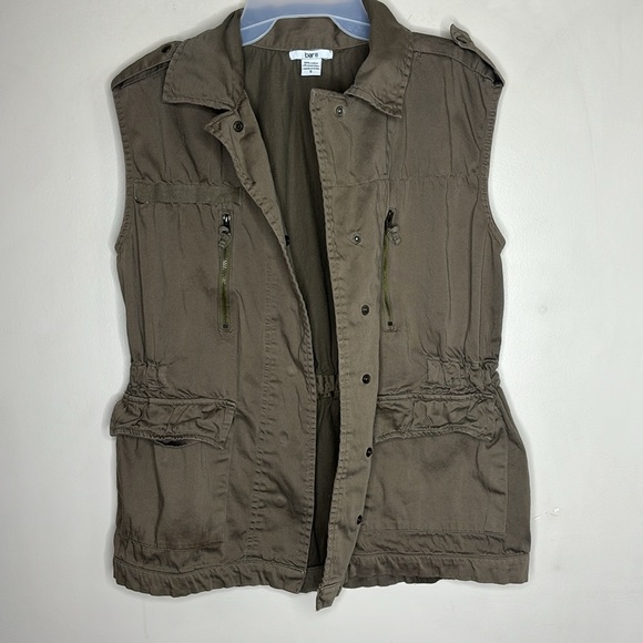 BAR lll | Green Sleeveless Cargo Vest | Military Style Top | Outdoors Activity - Picture 9 of 12
